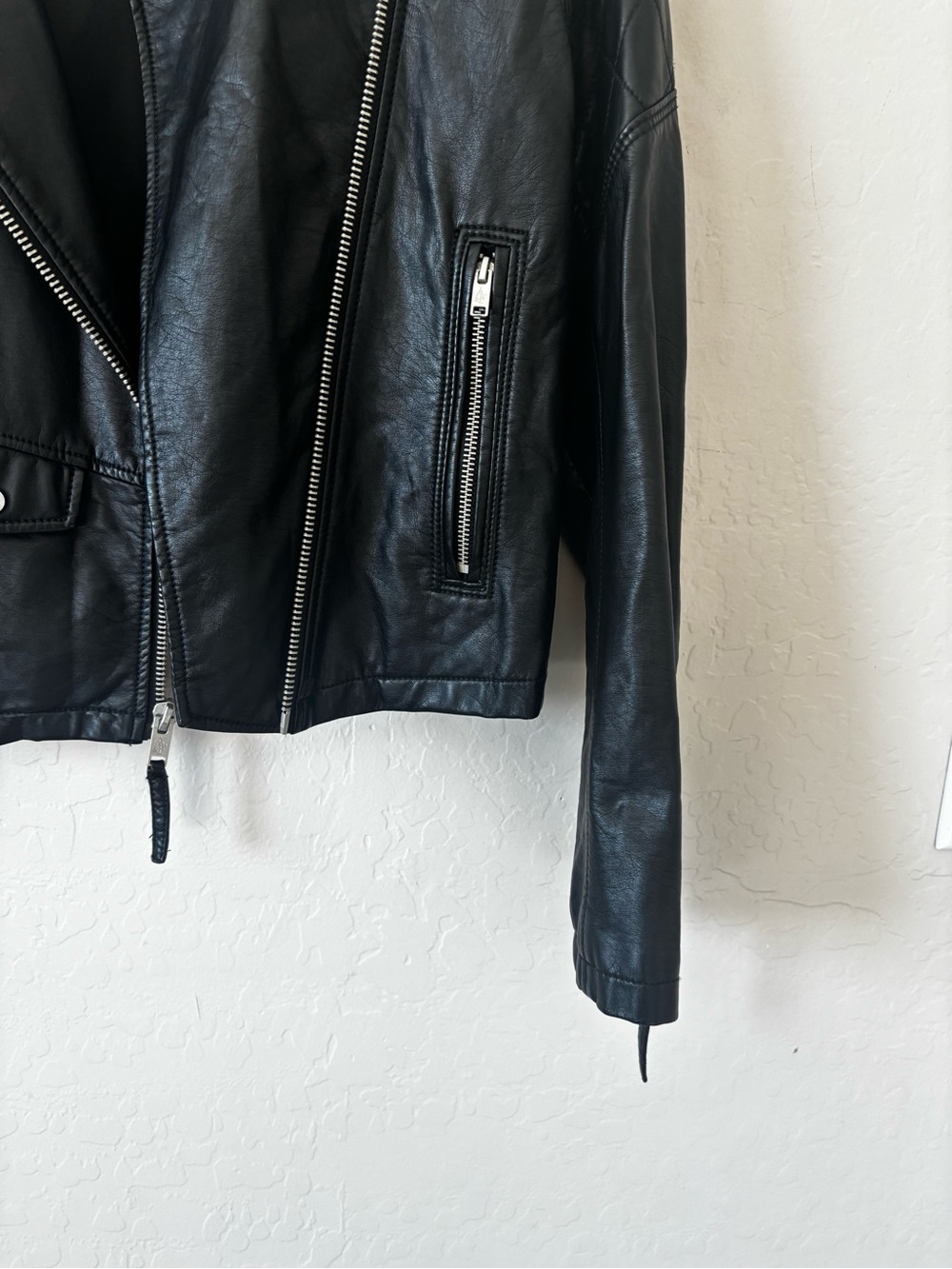 Abercrombie & Fitch Black Quilted-Shoulder Vegan Leather Moto Jacket - Picture 5 of 9